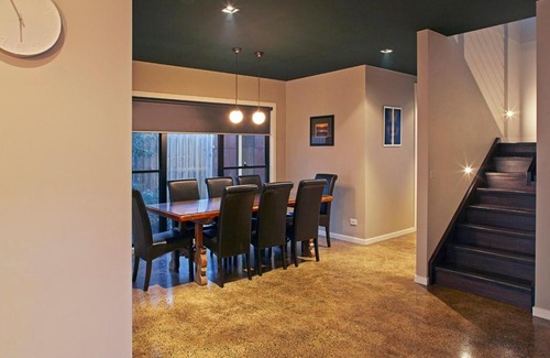 Inverloch House | Stylish Living- Fireplace, WiFi, Linen, 4 bdrm, Beach 850m