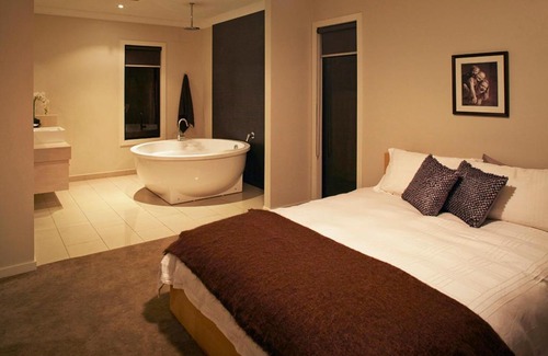 Inverloch House | Stylish Living- Fireplace, WiFi, Linen, 4 bdrm, Beach 850m