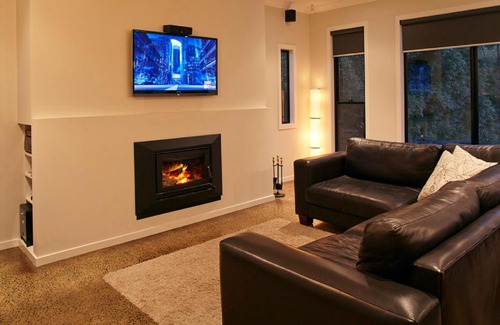 Inverloch House | Stylish Living- Fireplace, WiFi, Linen, 4 bdrm, Beach 850m