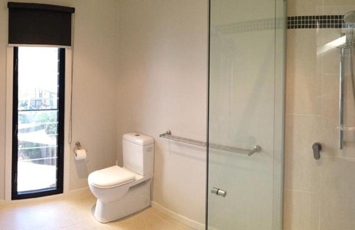 Inverloch House | Stylish Living- Fireplace, WiFi, Linen, 4 bdrm, Beach 850m