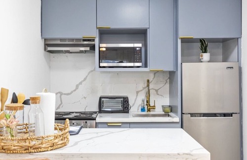 South Central Houston House | Stylish Living I Sleeps 14 Wi-fi Parking Free Gym