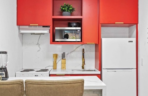 South Central Houston House | Stylish Living I Sleeps 14 Wi-fi Parking Free Gym