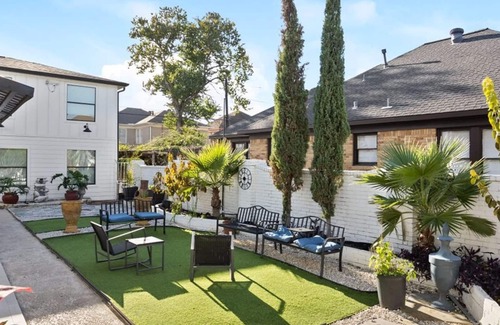 South Central Houston House | Stylish Living I Sleeps 14 Wi-fi Parking Free Gym