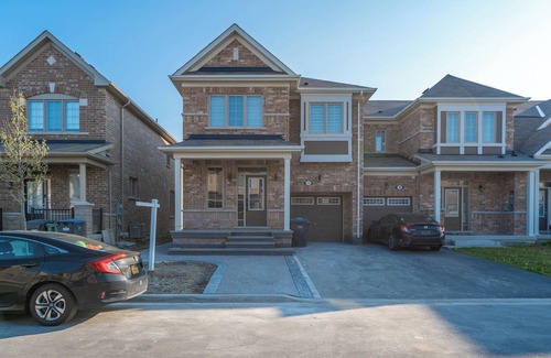 Brampton House | Stylish & Luxe ~ 4BR, 3.5WR ~ Brampton