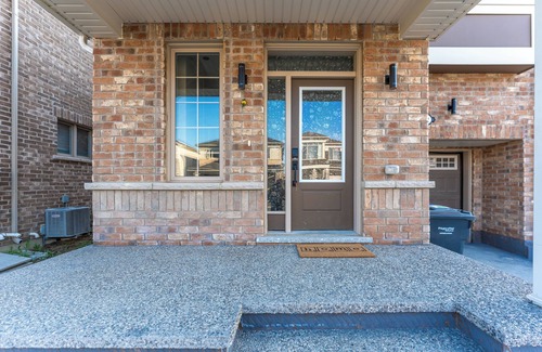 Brampton House | Stylish & Luxe ~ 4BR, 3.5WR ~ Brampton