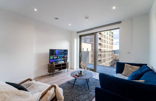 Royal Docks Apartment | “Stylish Luxury Apartment in Royal Wharf – Steps from Top Transport Links!”