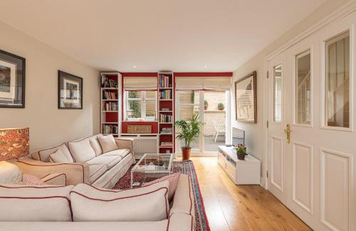 East Putney House | Stylish Mews house with parking