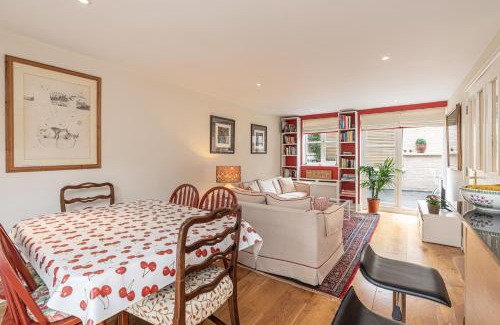 East Putney House | Stylish Mews house with parking
