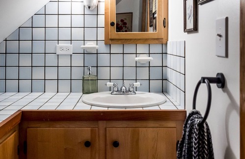 Wallingford Other | Stylish Modern Farmhouse with Hot Tub & Cabin