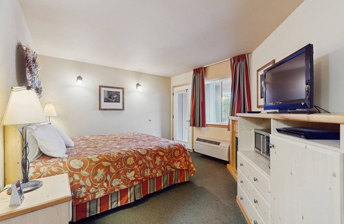 Downtown Leavenworth Hotel | Stylish mountain retreat steps from downtown Leavenworth!