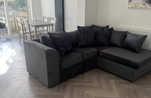 Ormskirk House | Stylish Newly Renovated 3 Bedroom Family Home