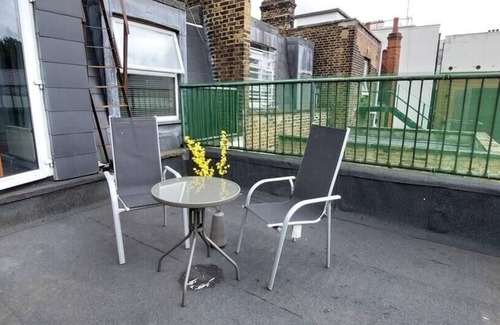Frognal and Fitzjohns Apartment | Stylish One Bedroom Flat In Finchley Road