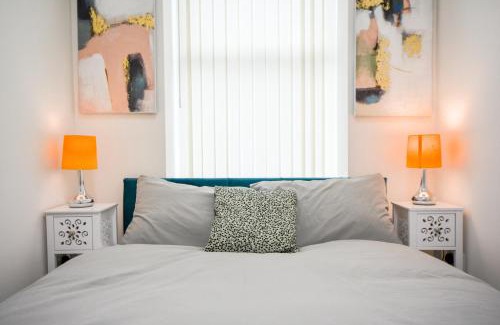 Failsworth Apartment | Stylish One-bedroom with Free Parking Sleeps 4