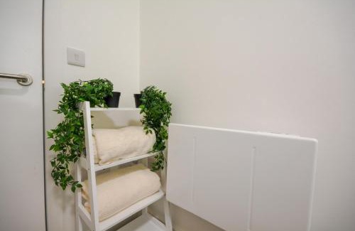 Failsworth Apartment | Stylish One-bedroom with Free Parking Sleeps 4