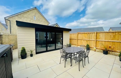 Buxton House | Stylish Peak District Home From Home with Hot Tub & Games Room