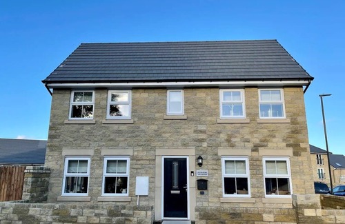 Buxton House | Stylish Peak District Home From Home with Hot Tub & Games Room