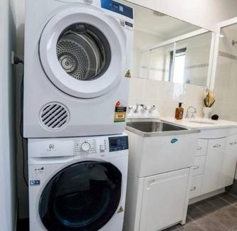 Noosaville Apartment | Stylish Poolside Villa, Noosa