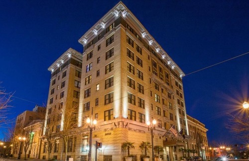 Goose Hollow Apartment | Stylish Premium Room | 24-Hour Gym Access