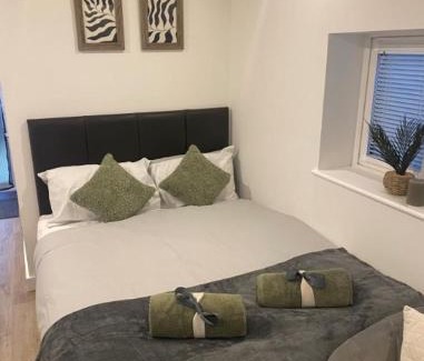 Banstead Apartment | Stylish Private Detached Studio in Banstead with Parking
