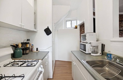 Truxton Circle House | Stylish Redbrick 2BR in Heart of DC