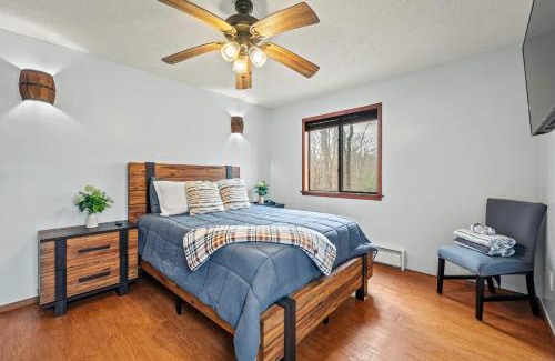 East Stroudsburg House | Stylish Renovated Home Open Layout Coffee Bar Near Hiking Waterfalls