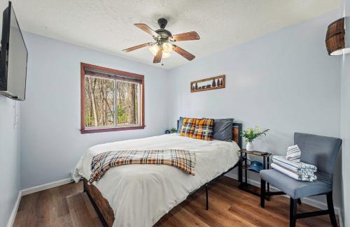 East Stroudsburg House | Stylish Renovated Home Open Layout Coffee Bar Near Hiking Waterfalls