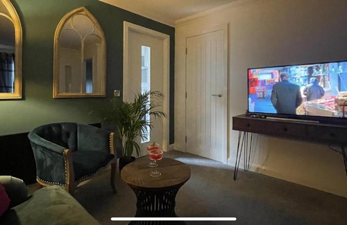 Perth House | Stylish Scottish House with garden and parking
