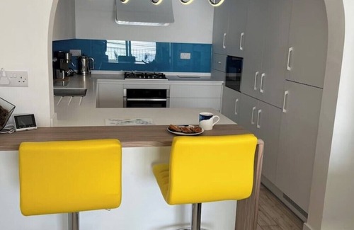 West Kirby Apartment | Stylish Seafront Flat & Balcony: Something Special