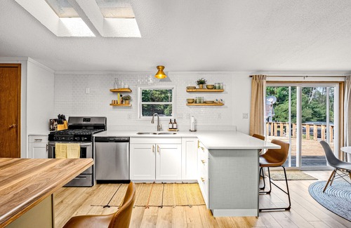 Arkdale House | Stylish, secluded retreat with large deck & nature views - near parks & golf