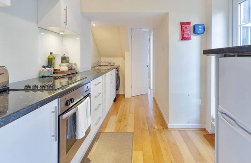 Munster Apartment | Stylish self contained patio Garden Apartment in London’s fashionable SW6,