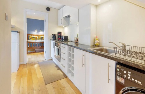 Munster Apartment | Stylish self contained patio Garden Apartment in London’s fashionable SW6,