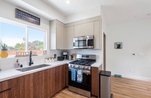 Sherman Oaks Apartment | Stylish Sherman Oaks Townhouse W/3 Master Suites
