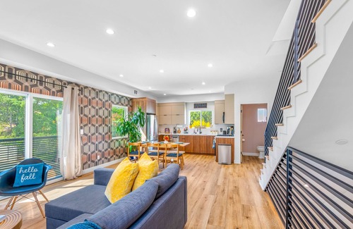Sherman Oaks Apartment | Stylish Sherman Oaks Townhouse W/3 Master Suites