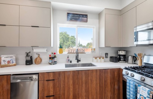 Sherman Oaks Apartment | Stylish Sherman Oaks Townhouse W/3 Master Suites
