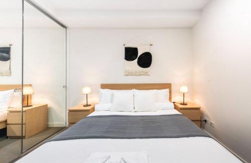 South Yarra Apartment | Stylish South Yarra Stay - Pool & Wellness Perks