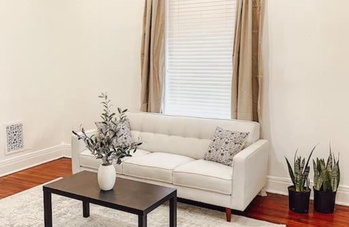 Lexington House | Stylish Spacious Apartment with King and Queen Beds