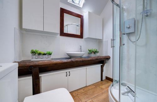 Ufford Apartment | Stylish Stay for Work and Leisure - Free Parking and Walk to Stamford