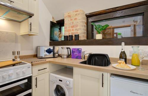 Ufford Apartment | Stylish Stay for Work and Leisure - Free Parking and Walk to Stamford