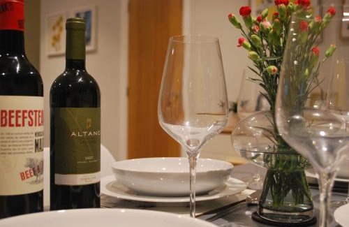 Fleet Apartment | Stylish-Stays Covert Cottage, Fleet Stylish Cottage, Parking, Patio, Dog Friendly, EV