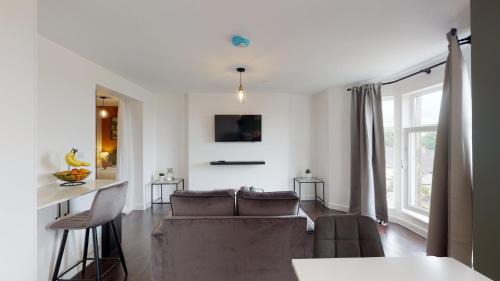 Newport Apartment | Stylish Studio Apartment with Peloton