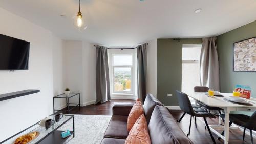 Newport Apartment | Stylish Studio Apartment with Peloton