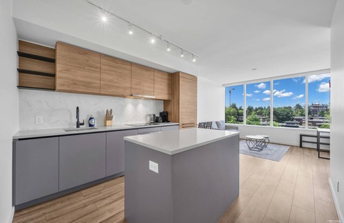 Surrey Apartment | Stylish Surrey Downtown Condo Perfect for Couples