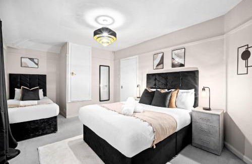 Acocks Green House | Stylish Three Bedroom House - Accommodates 7 - Parking Available - Garden - Recently Renovated - Top Rated - 162S
