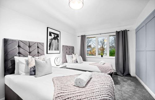 Acocks Green House | Stylish Three Bedroom House - Accommodates 7 - Parking Available - Garden - Recently Renovated - Top Rated - 162S