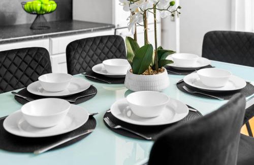 Acocks Green House | Stylish Three Bedroom House - Accommodates 7 - Parking Available - Garden - Recently Renovated - Top Rated - 162S
