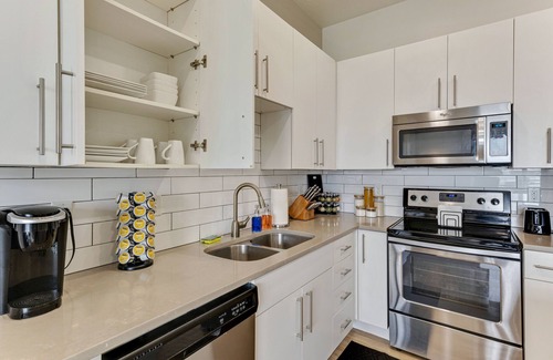 Downtown Salt Lake City Apartment | Stylish Top floor apt/Gym/Hottub/Garage/Pool