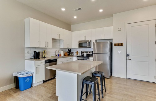Downtown Salt Lake City Apartment | Stylish Top floor apt/Gym/Hottub/Garage/Pool