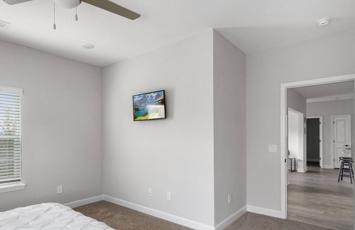 Charlotte Apartment | Stylish Uptown Apartment near UNC and Charlotte Motor Speedway 8306