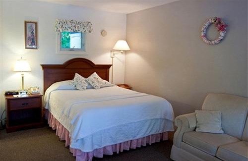 Lincolnville House | Stylish Vacation Rental for Couples Overlooking West Penobscot Bay, Maine