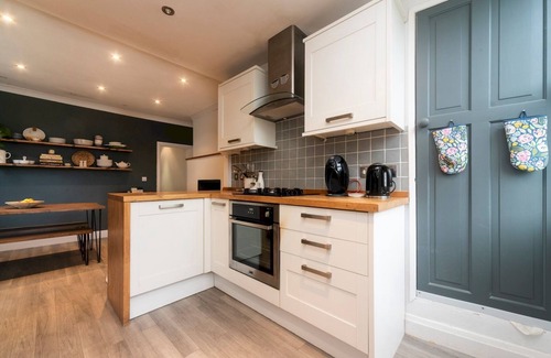 Earlsfield House | Stylish Victorian Home-1 Br 15 mins Central London